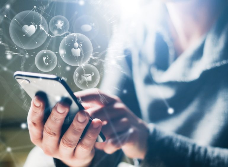 rôles des réseaux sociaux