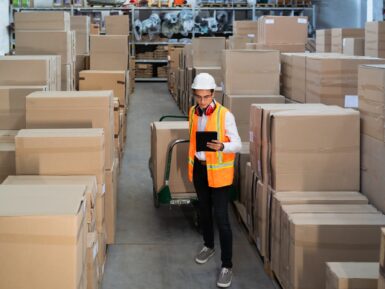 Colis en traitement sur le site logistique de destination : que veut dire ce statut de livraison ?